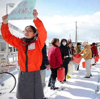 日本民众排队领号购买汽油